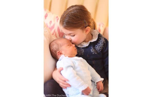 Британското кралско семейство публикува първите официални снимки на новородения принц