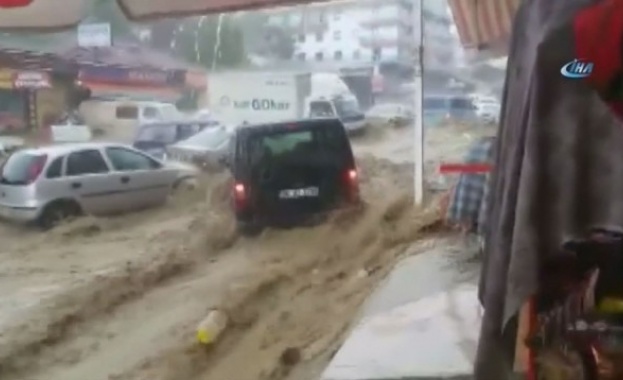 Най малко шестима души бяха ранени при катастрофално наводнение в Анкара