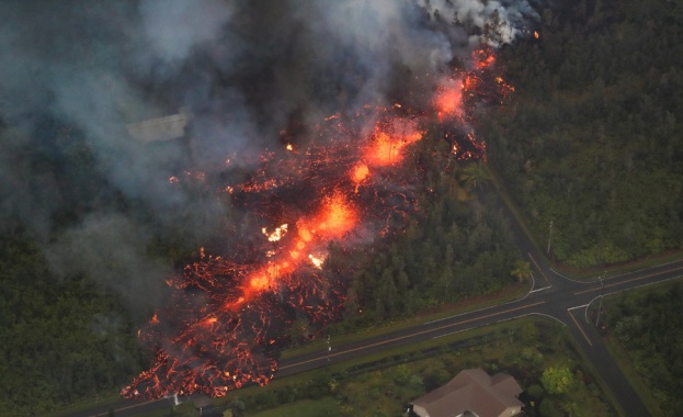 Хиляди души които бяха евакуирани след като хавайският вулкан Килауеа