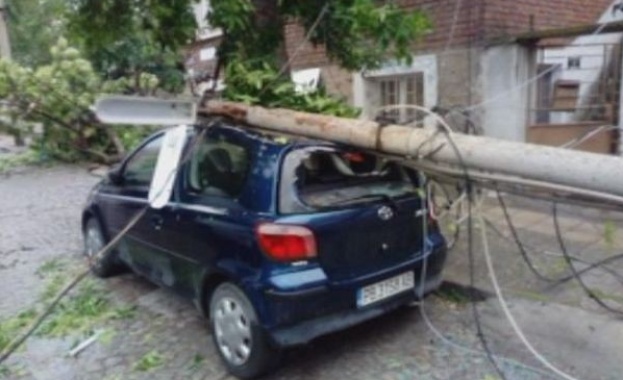 Електрически стълб е паднал и премазал автомобил в Пловдив Днес