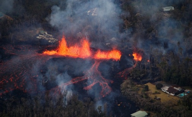 Вулканът Килауеа, който пета седмица бушува на Хаваите, изхвърля истински