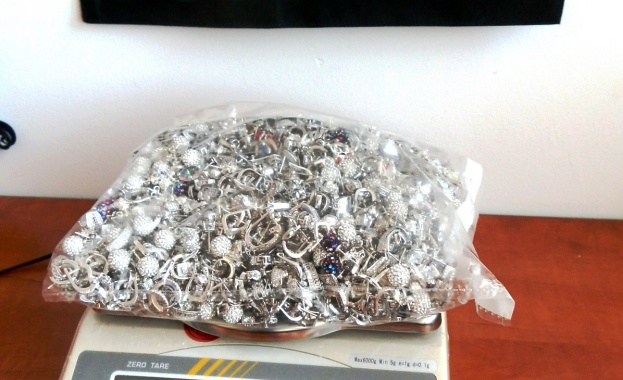 1.703 кг сребърни накити откриха в бельото на румънска гражданка