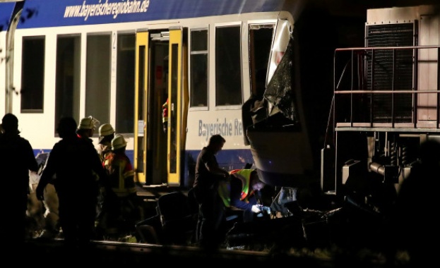 Двама души загинаха след като товарен и пътнически влак се