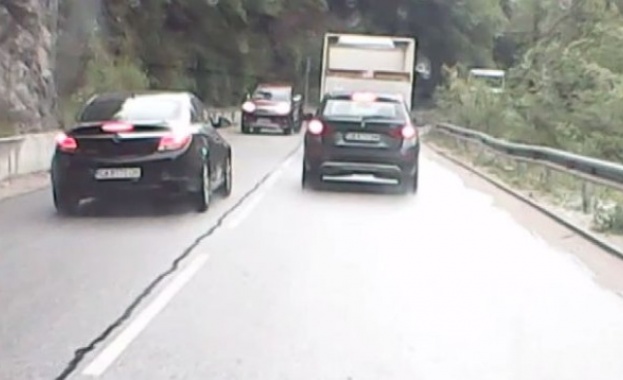 Видео с изключително рисково изпреварване на лек автомобил по пътя