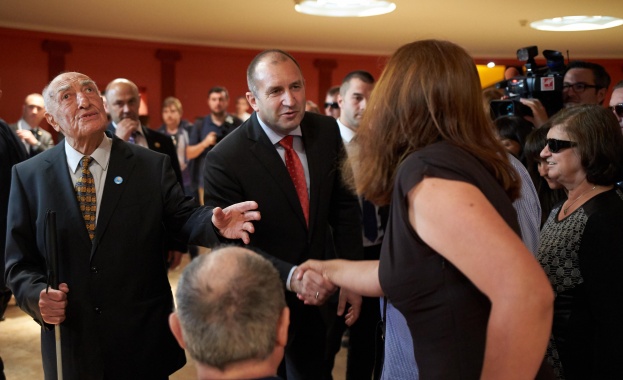 Подкрепата на българската държава и общество към незрящите хора в