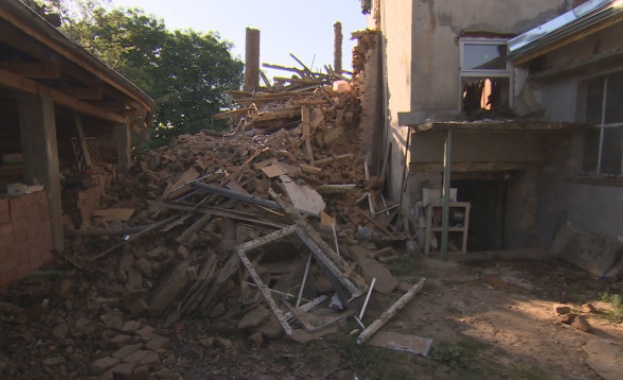 Ден след катастрофата в село Златна Панега при която камион