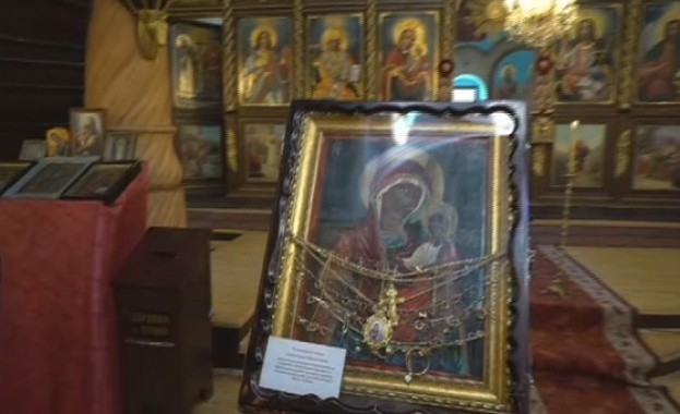 Врачани посрещнаха снощи чудотворната икона на Света Богородица от одеското
