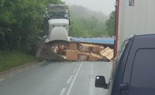Сигнал за преобърнал се тежкотоварен автомобил в района на местността