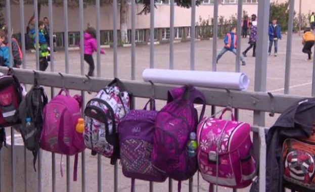 Тежките ученически раници са общоевропейски проблем Възможното решение е по малко