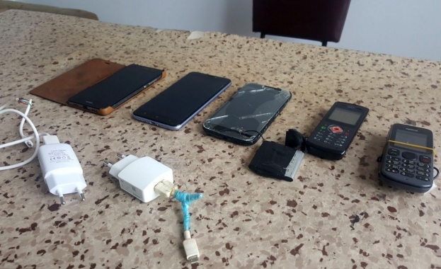 5 мобилни телефона в корпуса на затвора в Пазарджик 3