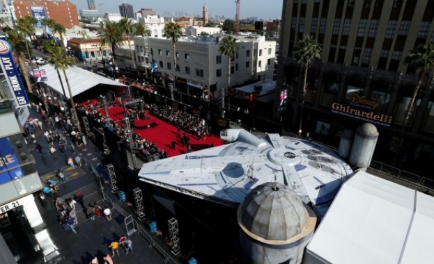 Хилядолетният сокол кацна на премиерата на филма Соло История от