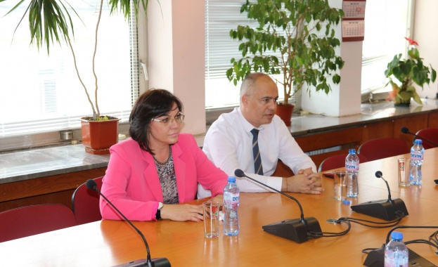 Лидерът на БСП Корнелия Нинова и зам председателят на ПГ