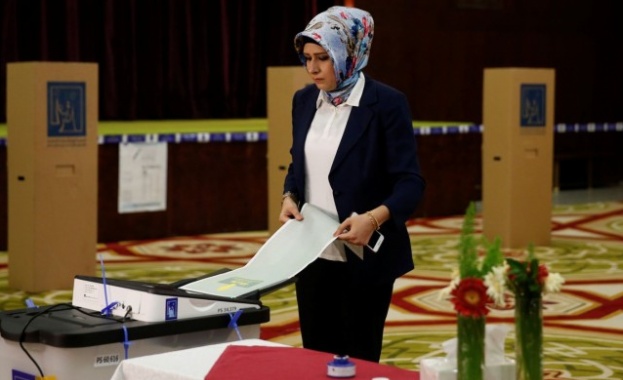 Иракчаните гласуват днес на първите парламентарни избори откакто страната им