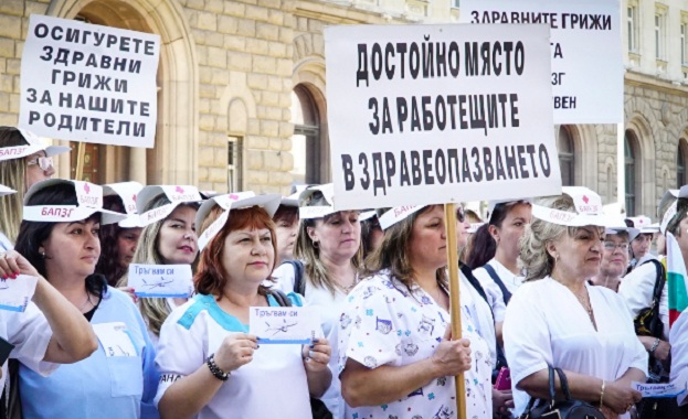 Специалисти по здравни грижи от цялата страна на протест навръх