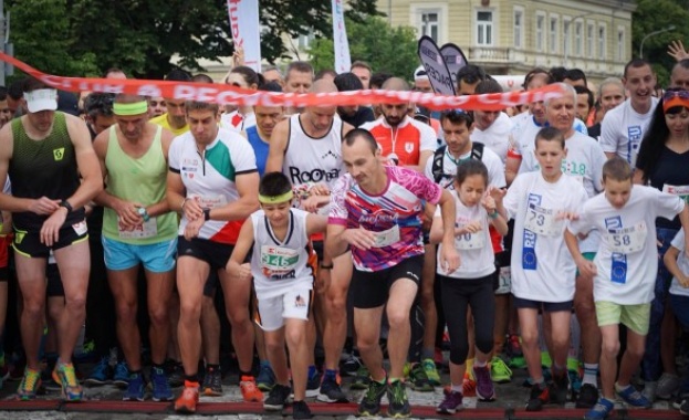 Близо 1500 души се включват в първия самостоятелен полумаратон в