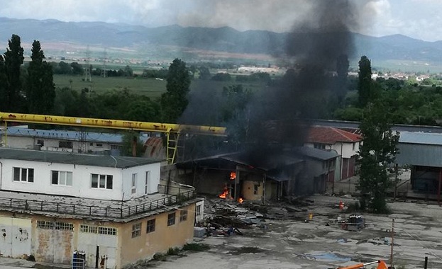 Търговска сграда гори в столичния кв Свобода близо до складовете