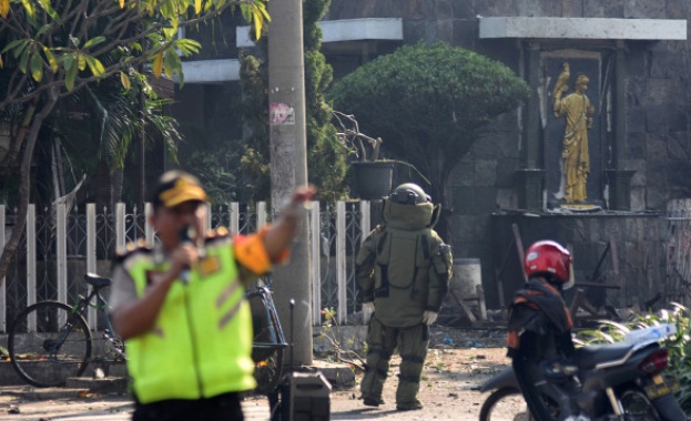 Най малко шестима души загинаха а най малко 35 бяха ранени при