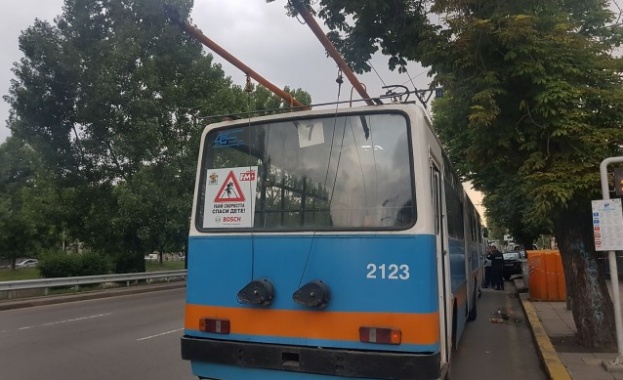 Мъж намушка 18 годишен младеж в тролей Момчето е с