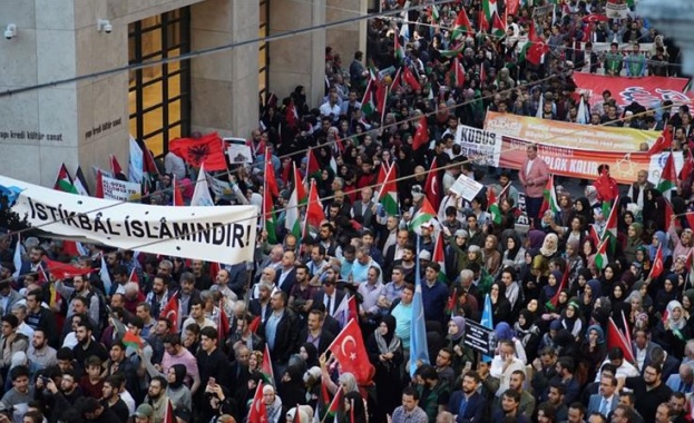 Многохиляден протест срещу САЩ изпълни центъра на Истанбул Повод за