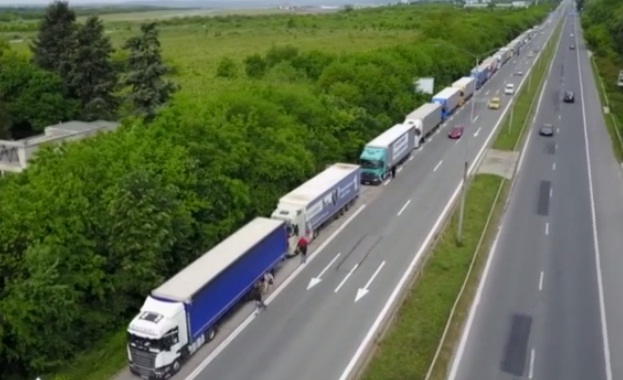 Превозвачи от Варна излязоха на протест на автомагистрала Хемус в