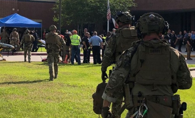 10 души са жертвите на стрелба в гимназия в американския