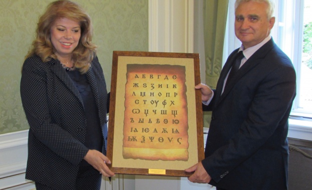 Кирилските букви изписани от децата от сдружение Духовно огледало подари