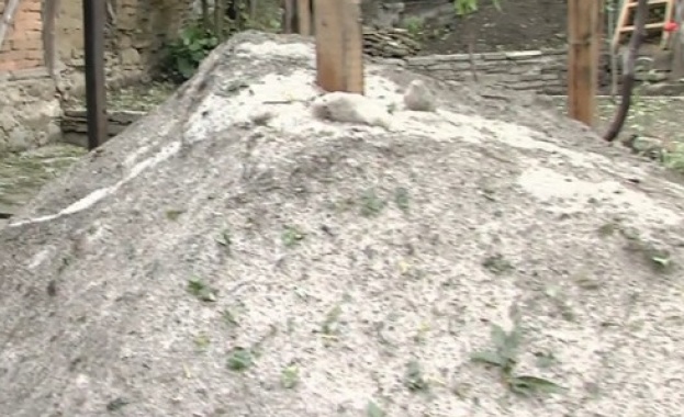 Ледени преспи през май то това доведе силната градушка в