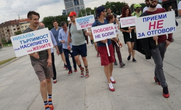 Десетки мъже и жени обиколиха Националния дворец на културата на