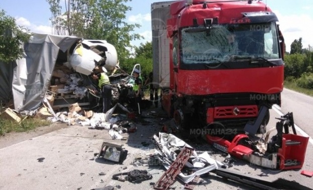 Тежка катастрофа между ТИР и товарен микробус е станала около