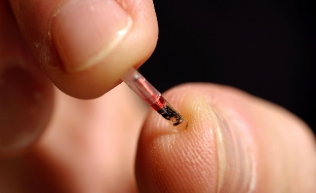 Хиляди шведи си имплантират микрочипове с които заменят своите документи