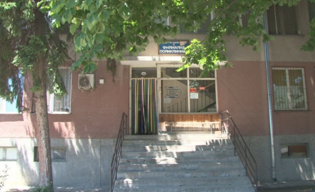 Младежът който миналия юни нападна медици и потроши кабинета на