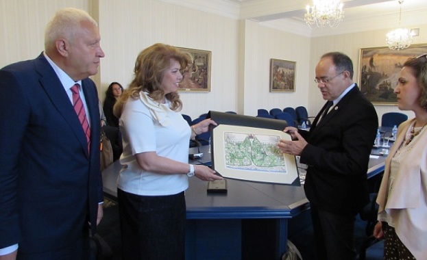Вицепрезидентът Илияна Йотова се срещна на Дондуков 2 с генералния