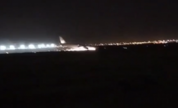 Машина на Саудитските авиолиниии се приземи по корем заради проблем
