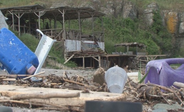 На прага на лятото близо 90 плажа по Черноморието остават