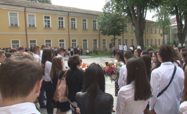 Звънецът на гимназията огласи празничното утро С цветя на признателност