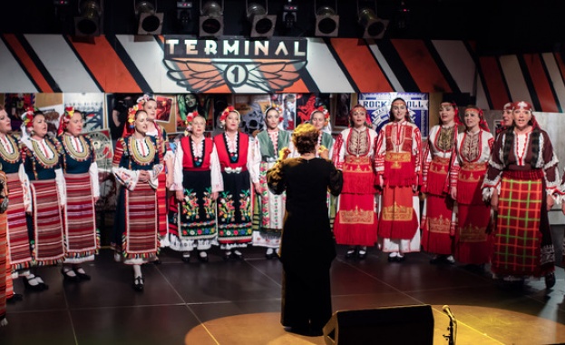 За предпремиерата му в София пристигна Лиса Джерард специален гост