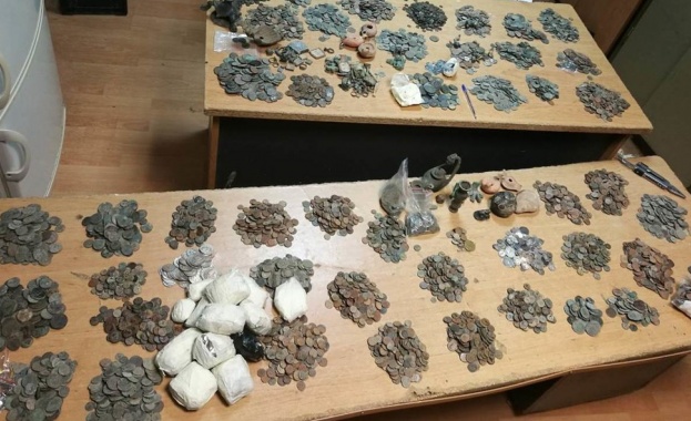 Голямо количество старинни монети, фигурки, пръстени и изделия от камък