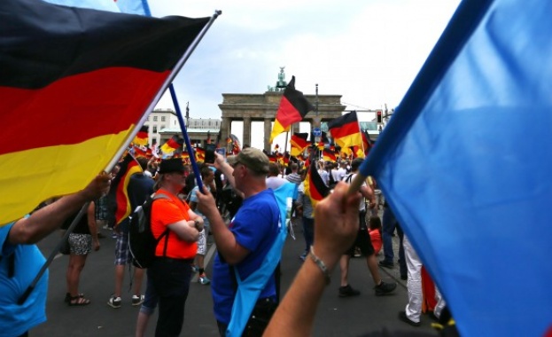 Шествие на крайнодесни с призиви срещу исляма започна в Берлин.