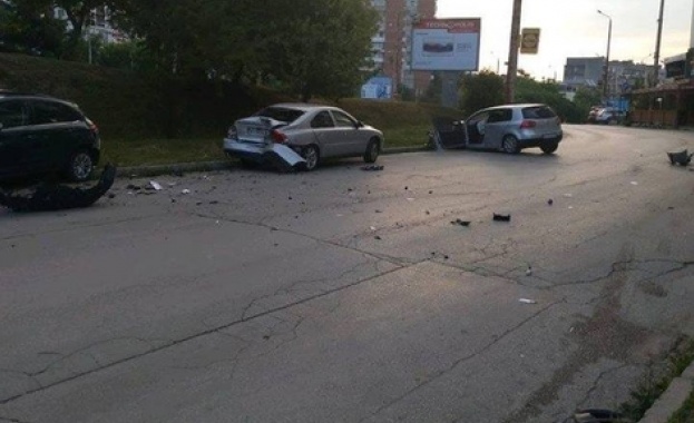 Пиян шофьор помля с колата си три други автомобила по
