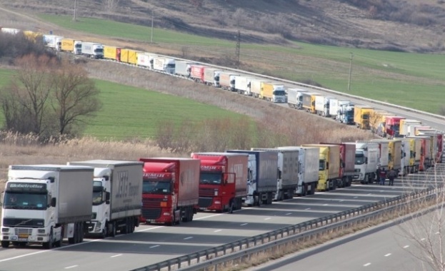 Билзо шеснадесет километра от камиони се е образувала на ГКПП