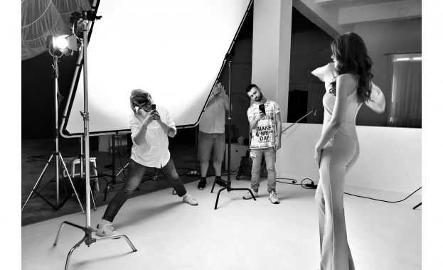 Кадрите за обложката и всички визии са заснети с флагмана