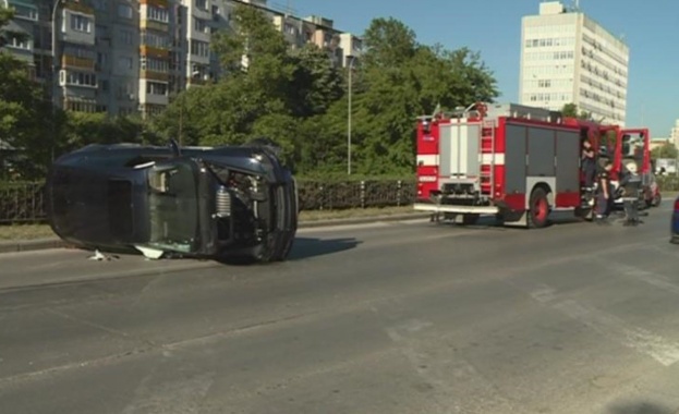 Шофьор се преобърна с джипа си БМВ на бул. “Васил