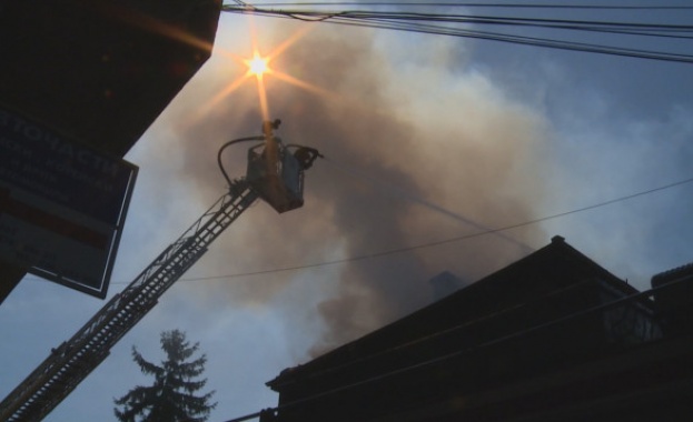Пожар в къща обгази центъра на Хасково и отмени всички