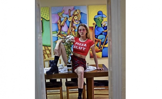 Песента престоява в очакване две години докато не се появява