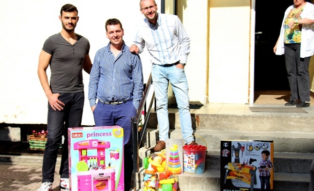 Членове на младежкото обединение на БСП район Средец отпразнуваха