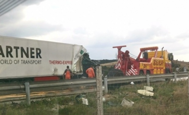 ТИР и цистерна са се ударили челно на пътя София