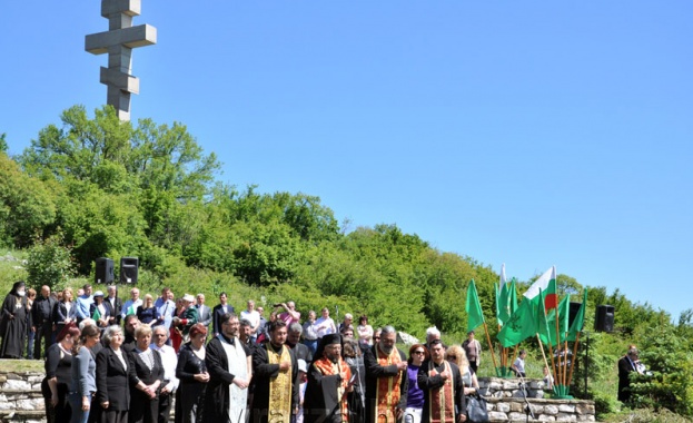 С традиционното всенародно поклонение на връх Oколчица във Врачанския Балкан