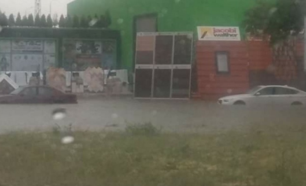 Проливен дъжд наводни улиците на Стара Загора предаде репортер на
