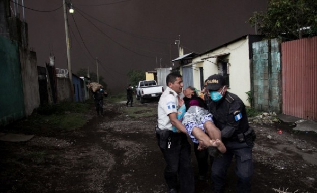 Седем души загинаха и близо 300 са ранени при изригването