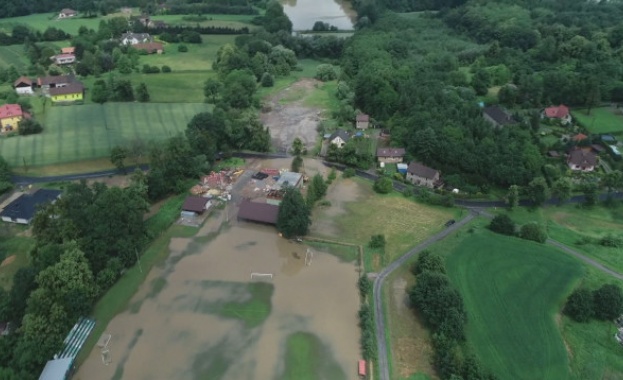 Гръмотевични бури и обилни валежи причиниха щети и наводнения в